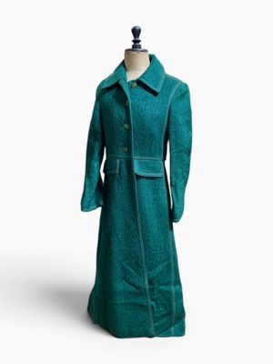 une photo d'un manteau vert pour femme sur un mannequin
