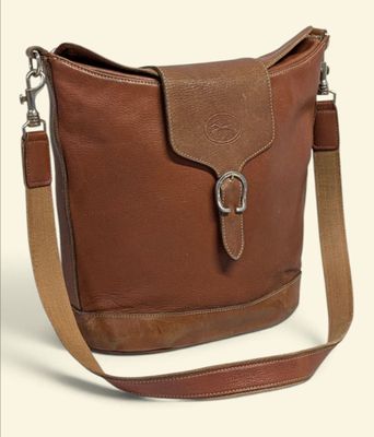le petit sac marron est posé sur une surface blanche