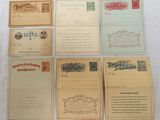 Plusieurs types de cartes postales anciennes sont exposées sur une table