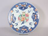 une assiette bleue et blanche ornée d'un motif floral