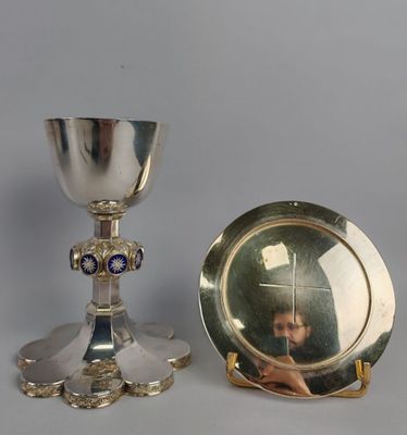un calice en argent et une assiette en argent sur laquelle est représentée une femme