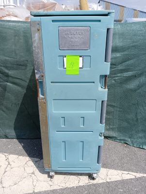 une photo d'une armoire de rangement bleue sur laquelle est collé un autocollant vert