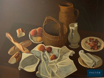 un tableau représentant une table avec une corbeille de fruits et une assiette de pain