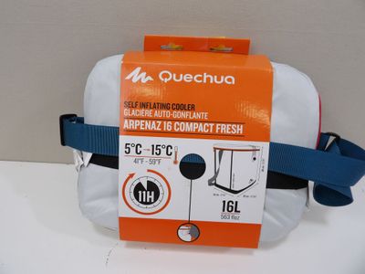 un sac orange et blanc posé sur une table blanche