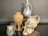 de nombreux types de vases et de pichets sur la table
