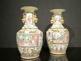 deux vases posés sur une table