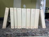 un grand nombre de livres posés sur une table