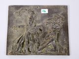 une image représentant une plaque métallique sur laquelle figurent un homme et une femme