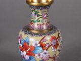 un vase avec un motif floral posé sur une table