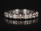 gros plan d'une bague en diamant sur une surface noire