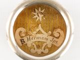 une bague en argent sur laquelle est gravée l'image d'un homme et d'un chien
