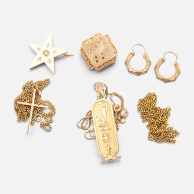 une collection de bijoux en or comprenant un pendentif, des boucles d'oreilles et une étoile