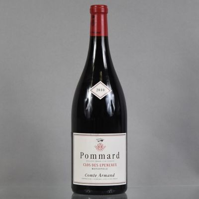 une bouteille de vin posée sur une table