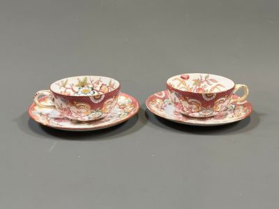 deux tasses et soucoupes ornées de motifs floraux, posées sur une table