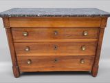 une petite commode en bois avec un plateau en marbre