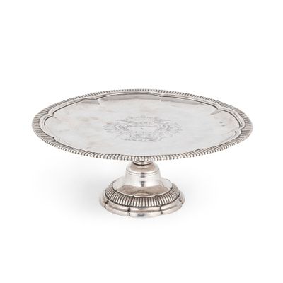 une assiette en argent ornée d'un motif décoratif
