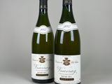 deux bouteilles de vin posées l'une à côté de l'autre sur une table