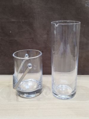 deux vases en verre posés sur une table l'un à côté de l'autre