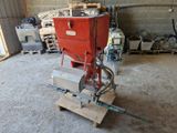 une machine rouge posée sur une palette dans un garage