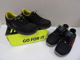 une paire de chaussures noires et jaunes posée sur une boîte