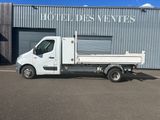 la photo d'un camion blanc garé devant un bâtiment