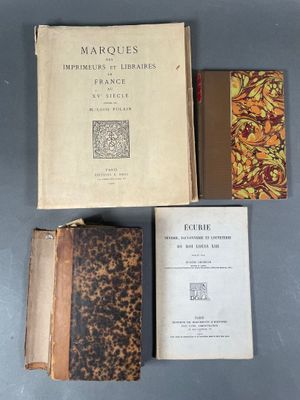 trois livres sont posés sur une table les uns à côté des autres