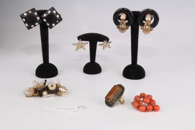 trois paires de boucles d'oreilles, une bague et un collier de perles