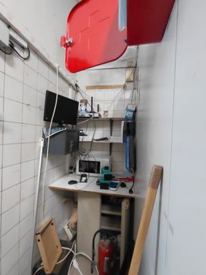 une photo d'une petite cuisine très encombrée