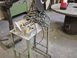 une machine posée sur une table dans une pièce