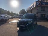 une voiture garée devant un immeuble, sur un parking