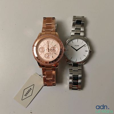 deux montres assises l'une à côté de l'autre sur une table
