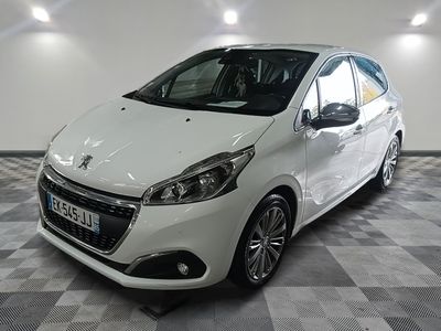 la photo d'une voiture blanche garée dans une salle d'exposition