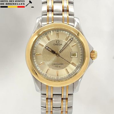 une image représentant une montre en or et en argent sur fond blanc