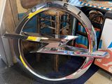 une roue posée par terre à côté d'une boîte