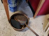 une table en bois sur laquelle est posée une casserole en métal