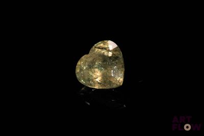 un diamant en forme de cœur sur un fond noir
