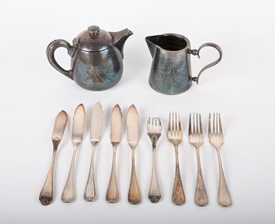 Une verseuse (9 cm) en métal argenté, quatre fourchettes et … - Photo 1