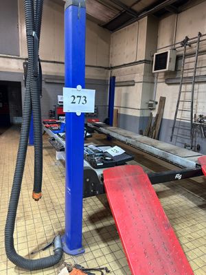une image d'une voiture en cours d'entretien dans un garage