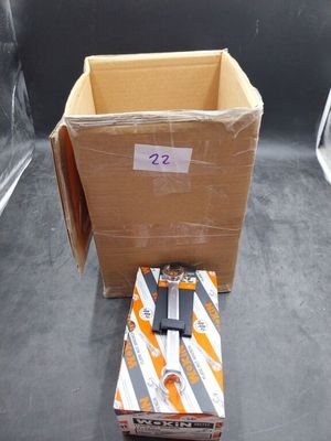 un boîtier avec une télécommande et un boîtier sur lequel est posée une télécommande
