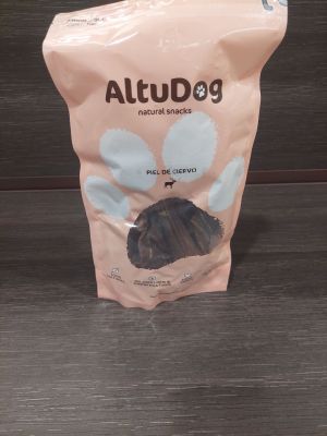 un sachet de friandises pour chien posé sur une table