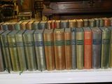 le nombre de livres qui se trouvent sur une étagère dans une pièce