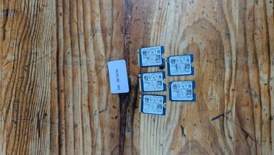 quatre cartes mémoire posées sur une table en bois