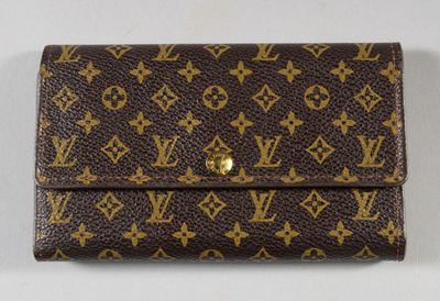 portefeuille Louis Vuitton avec finitions dorées