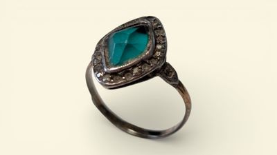 Bague en or de deux tons 18K (750/°°) centrée d'une pierre v…