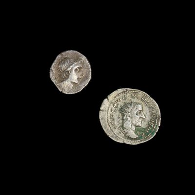 deux pièces romaines, dont l'une représente la tête d'un homme et l'autre celle d'une femme