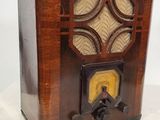 une radio à l'ancienne posée sur un meuble blanc