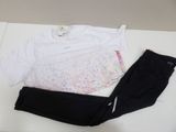 une chemise blanche et un pantalon noir posés sur une table