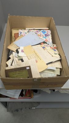une boîte remplie de courrier posée sur une table