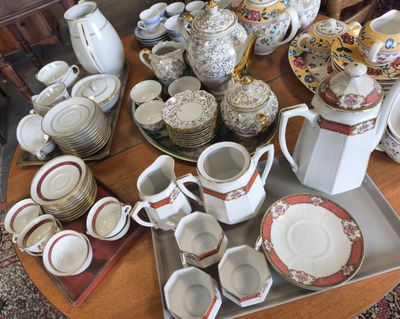 une table sur laquelle sont disposés de nombreux types de vaisselle différents