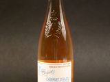 une bouteille de vin posée sur une table